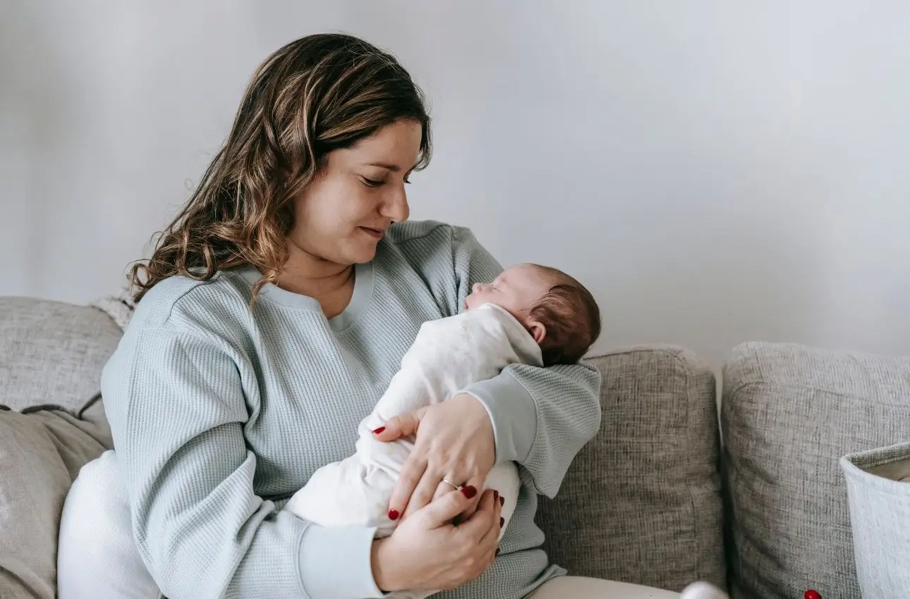 Quanto guadagna una babysitter all’ora? Ecco le tariffe aggiornate del 2025