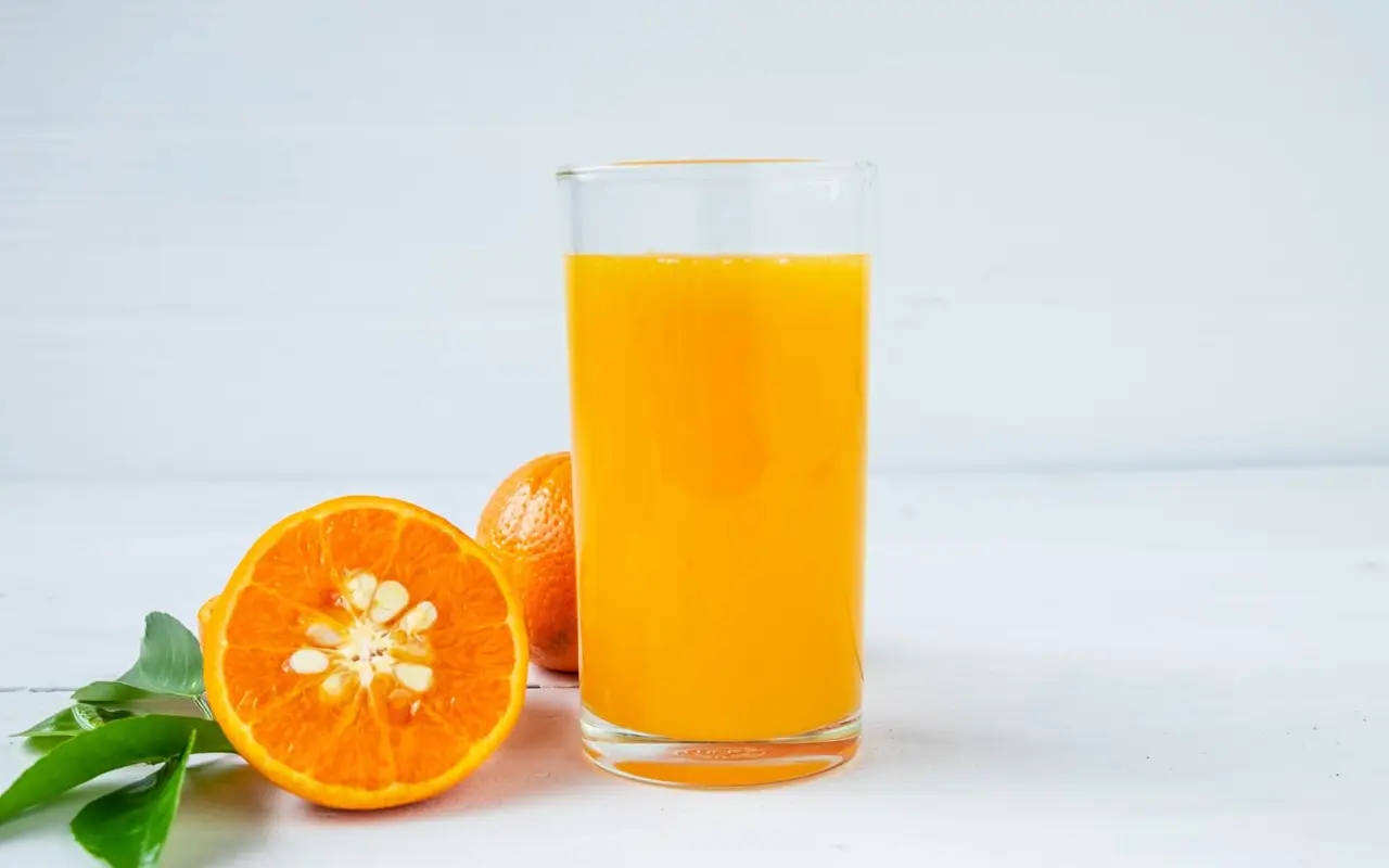 Bevi questa bibita aranciata pensando che sia innocua? Ecco la caffeina nascosta che contiene