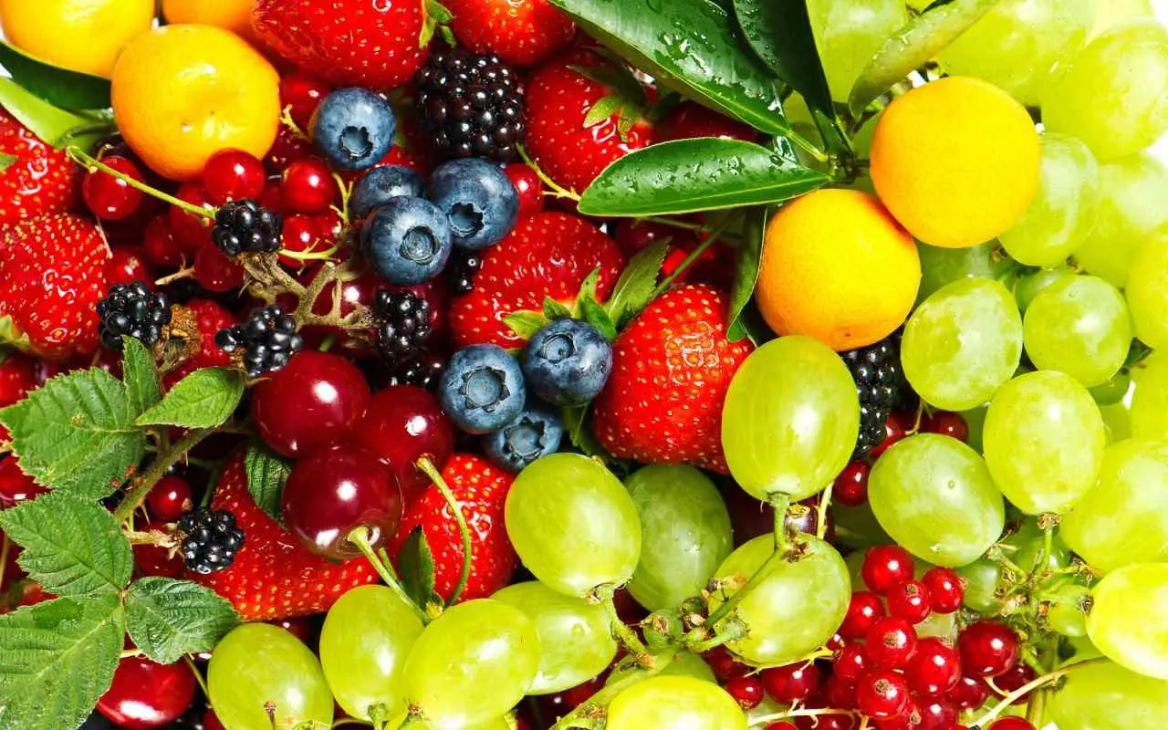 Quanta frutta si può mangiare in un giorno? Ecco la dose giusta per non esagerare