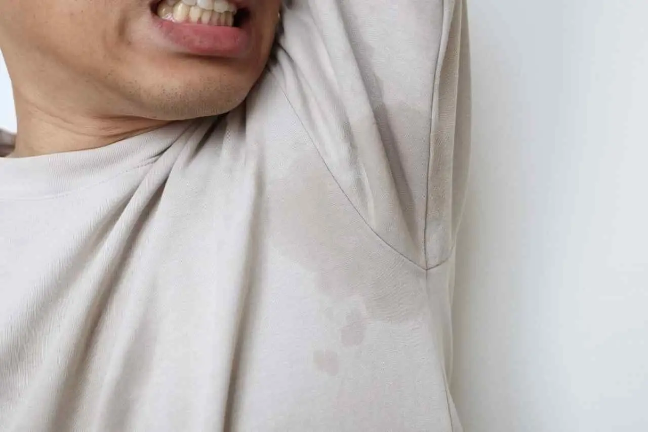 Macchie di sudore ostinate? Ecco lo sgrassatore naturale che le elimina in 5 minuti