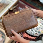 Borsa di pelle rovinata? Ecco il costo reale per farla tornare come nuova con la colorazione