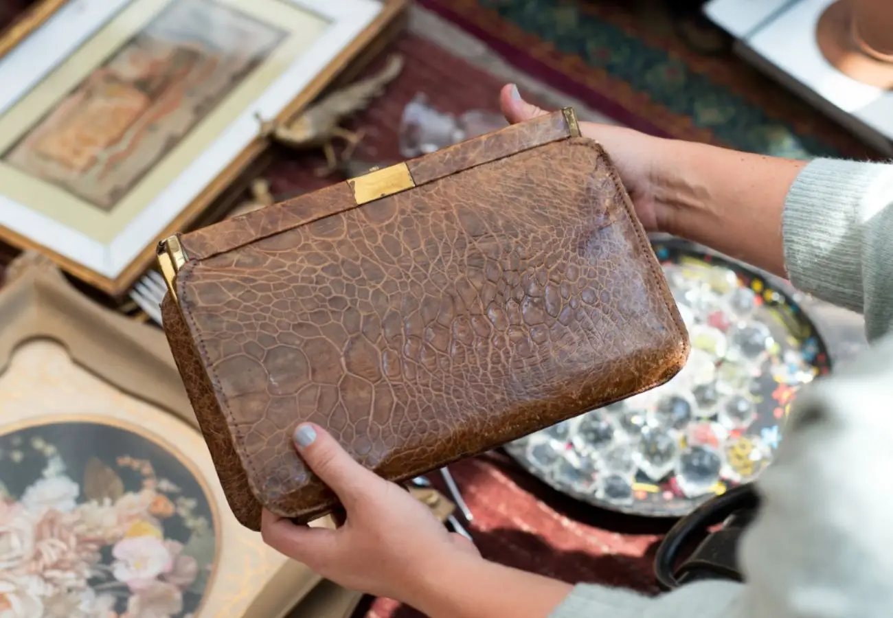 Borsa di pelle rovinata? Ecco il costo reale per farla tornare come nuova con la colorazione