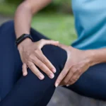 Hai le ginocchia rovinate dall’artrosi? Ecco gli esercizi che puoi fare senza peggiorare il dolore