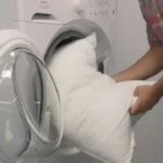 Il trucco per pulire e igienizzare i cuscini senza usare la lavatrice: torna bianchi subito