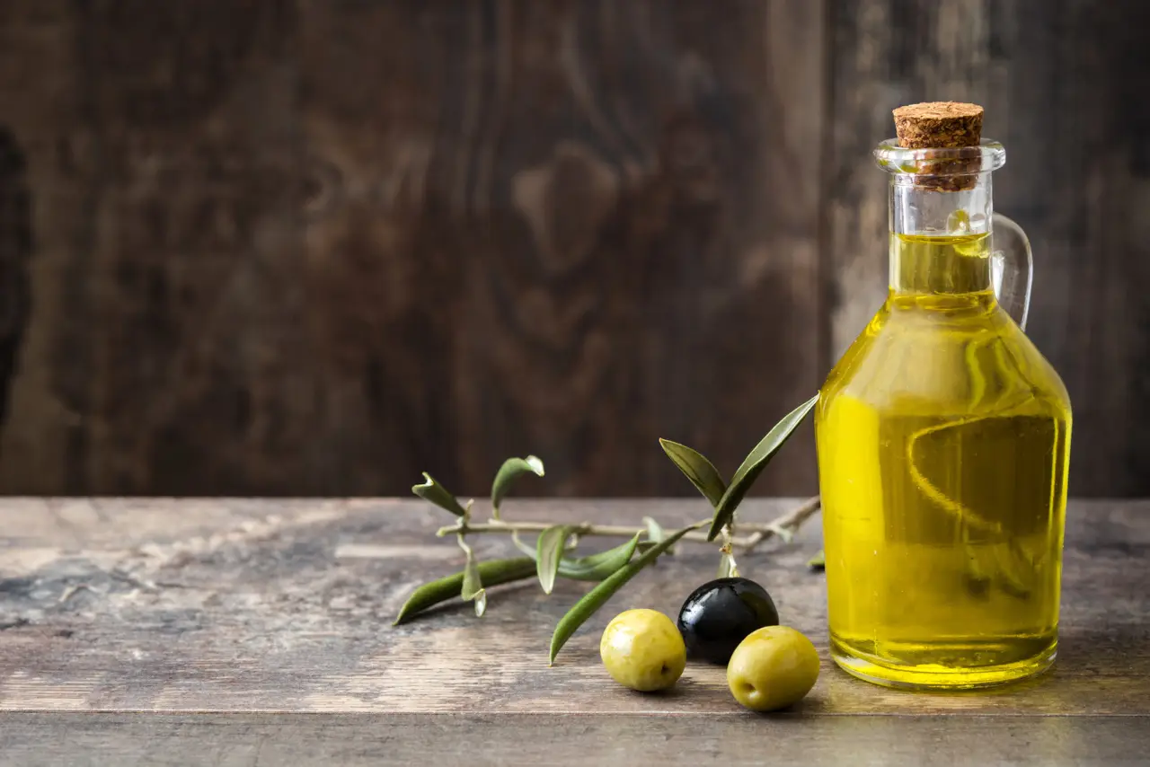 Che cos’è l’olio naturale? Ecco perché dovresti iniziare a usarlo immediatamente