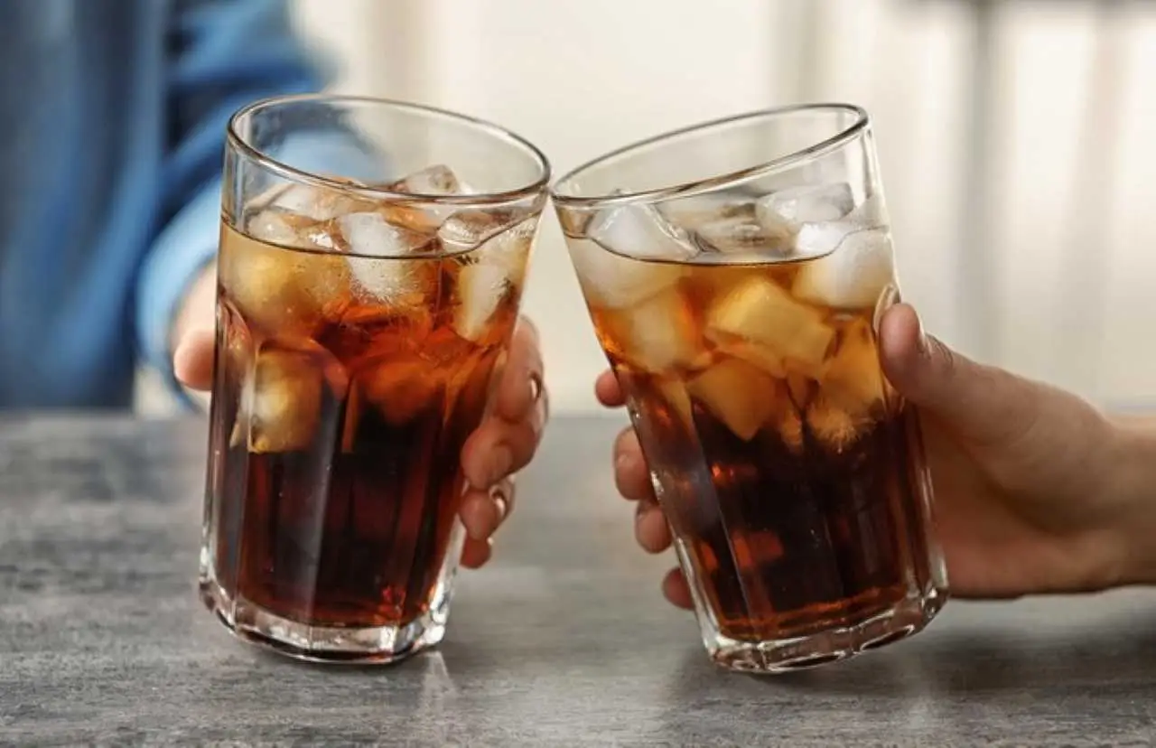 Bevi una lattina di cola ogni giorno? Ecco cosa succede davvero al tuo corpo dopo un mese