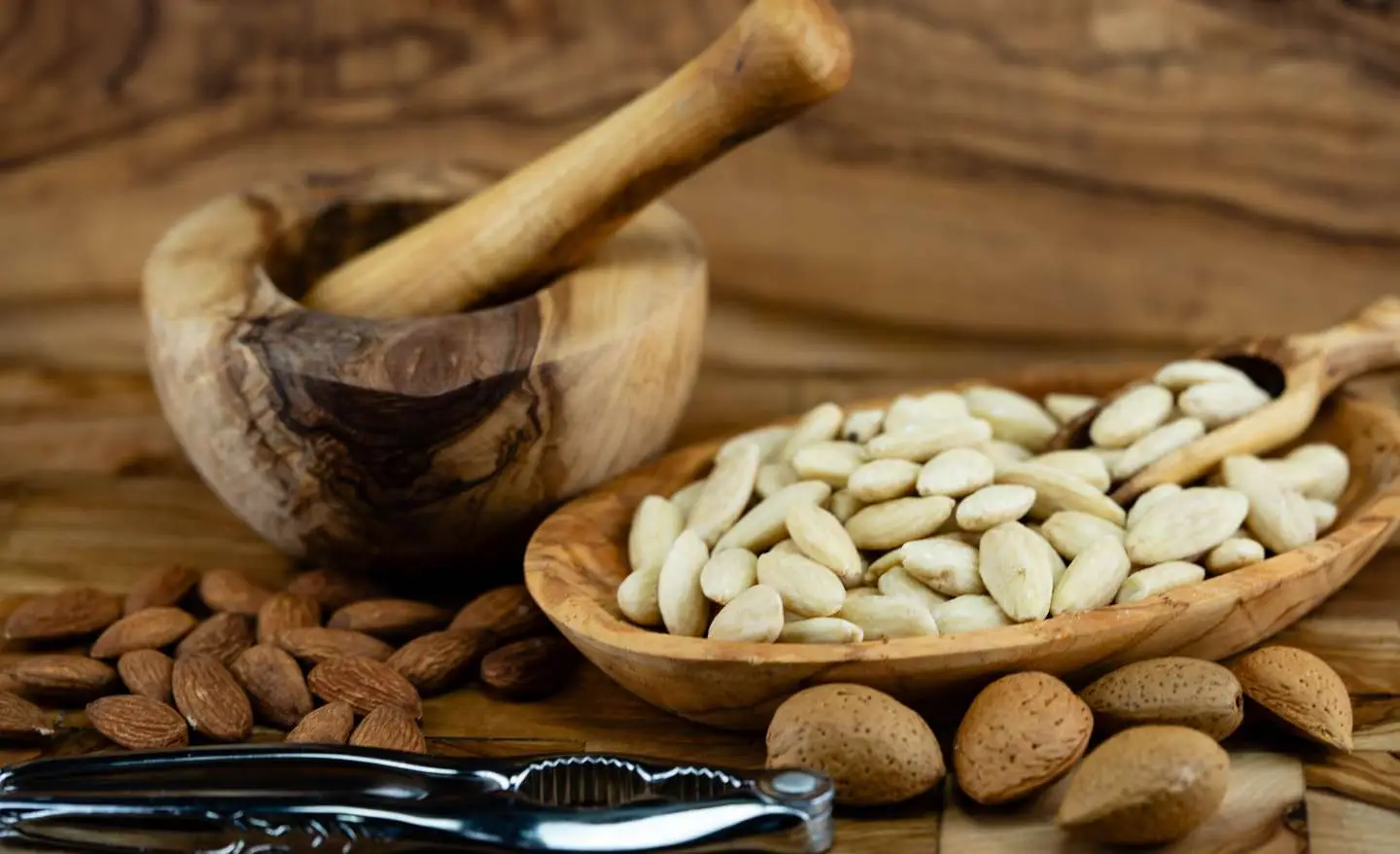 Quando si raccolgono le noci e le mandorle? Ecco il periodo in cui sono più buone