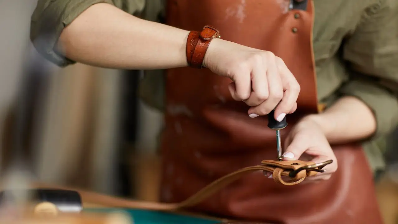 La verità shock sulla pelle usata per le borse di lusso: ecco cosa trovi davvero