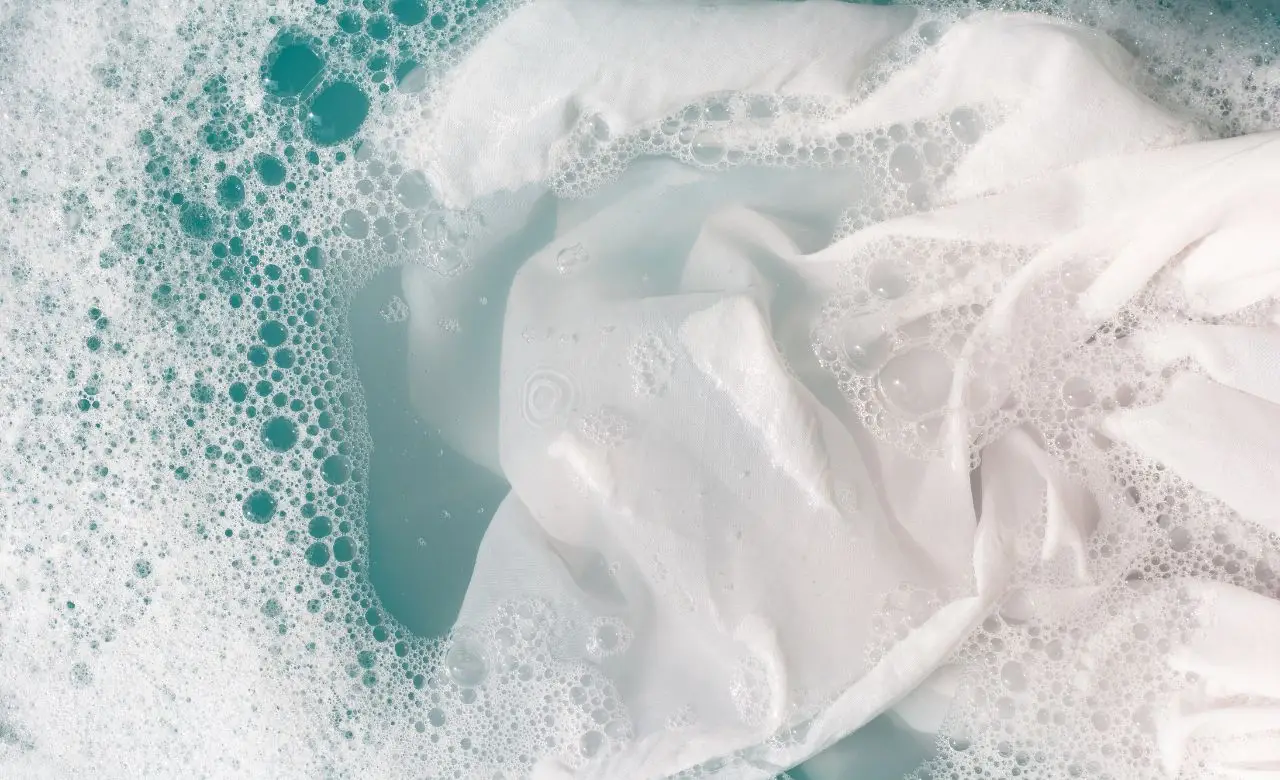 Usi lo sbiancante delicato per disinfettare il bucato? Ecco se funziona davvero