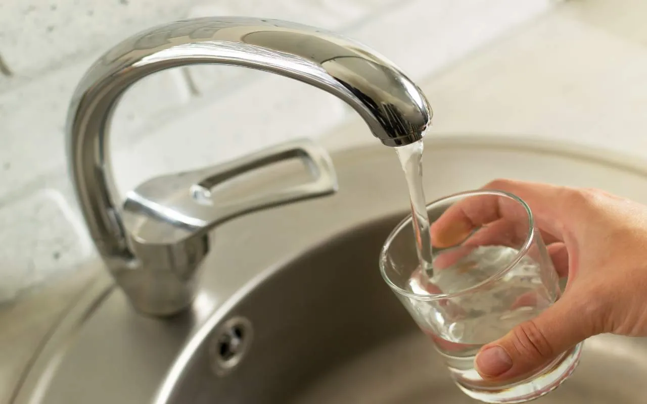 Bevi acqua del rubinetto? Ecco le sostanze chimiche che vengono aggiunte per disinfettarla