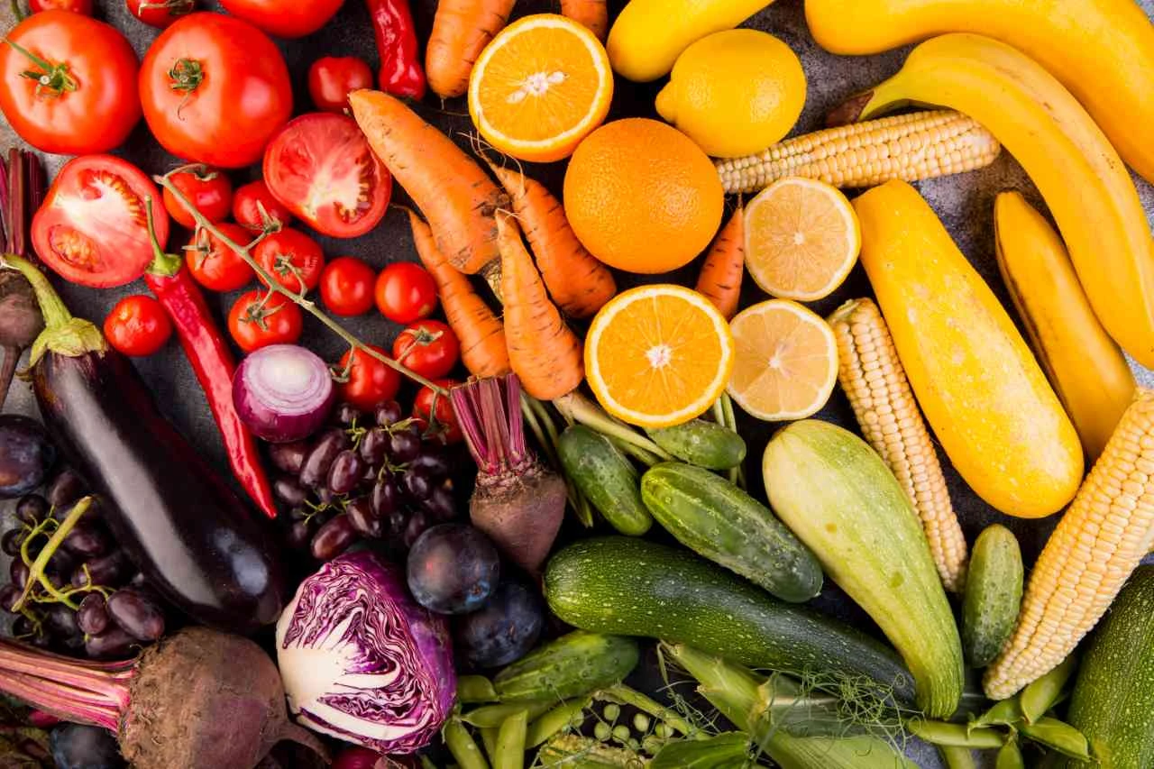 Mangi abbastanza frutta e verdura? Ecco cosa significa davvero “5 porzioni al giorno”